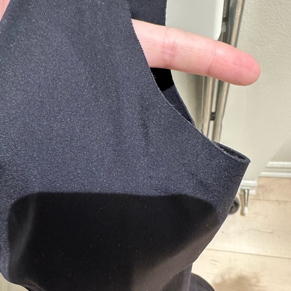 Knix LuxeLift black tank top with built in bra - Picture 4 of 4